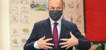 Der irische Premier Micheál Martin erklärt Schulkindern, wie man