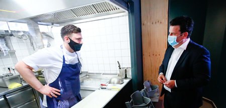 Arbeitsminister Hubertus Heil im Gespräch mit Beschäftigten aus ...