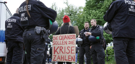 Protest in Zeiten der Coronakrise: Eine Demonstrantin am 1. Mai ...