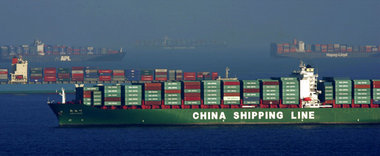 Cargo-Schiff vor dem Hafen von Los Angeles, Kalifornien (USA) Cargo-Schiff vor dem Hafen von Los Angeles, Kalifornien (USA)