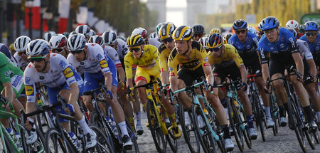 Radfahrer bei der letzten Etappe der Tour de France am Sonntag