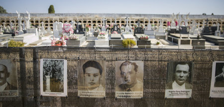 Porträts von Verschwundenen und Ermordeten neben dem Massengrab ...