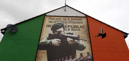 Ein Wandbild im Norden von Belfast zu Ehren der IRA (9.9.2015)