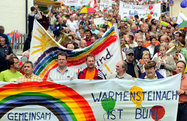 Unter dem Motto »Warmensteinach ist bunt, nicht braun« zogen 200...