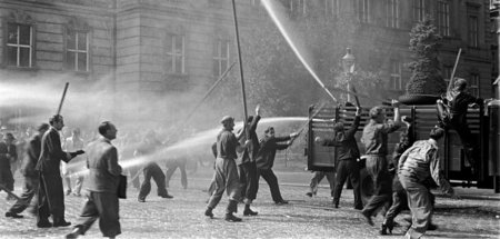 Streikende Arbeiter gehen am 26. September 1950 am Wiener Ballha...