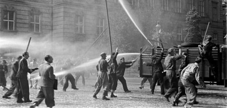 Streikende Arbeiter gehen am 26. September 1950 am Wiener Ballha...