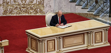 Der Staatschef von Belarus, Alexander Lukaschenko, unterzeichnet...