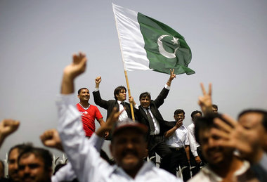 Freudentänze auf den Straßen – vor allem Pakistans Juristen feie...