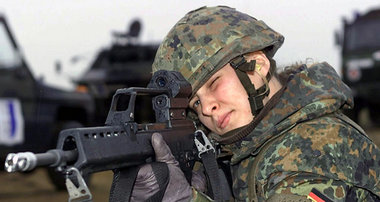 Deutsche Sanitätssoldatin mit Heckler&Koch-G-36-Sturmgewehr