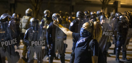 Eine Demonstrantin in Richmond zeigt den US-Polizisten am Mittwo...