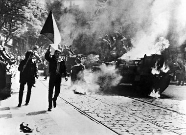 Demonstranten vor einem brennenden russischen Panzer, Prag am 21...