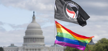 Antifaschisten und andere progressive Gruppen haben in der Ausei...