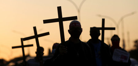 Im Gedenken an die Opfer der Coronapandemie: Teilnehmer einer Pr...