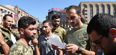 Armenische Freiwillige melden sich am Sonntag in Jerewan zum Kri...