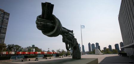 Skulptur vor dem Hauptquartier der Vereinten Nationen in New Yor...