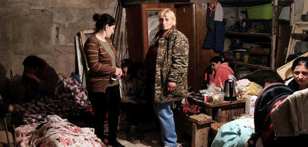 Am Montag veröffentlichtes Bild von Menschen in einem Luftschutz...