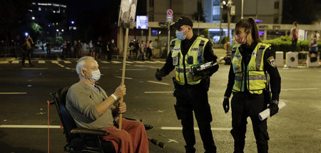 Widerstand nicht nehmen lassen: Ein Demonstrant vor Netanjahus R...
