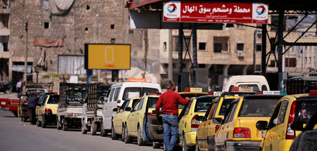 Alle Jahre wieder: Schlange stehen für ein wenig Benzin im syris...