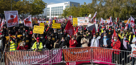 Beschäftigte protestieren gegen drohende Arbeitsplatzvernichtung...