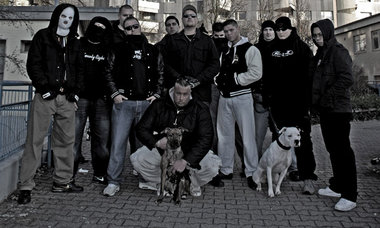 Das eigene Rudel zur Kenntnis nehmen: Rappende Jungs mit Hunden ...