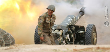 Ein Karabach-Armenier beim Abfeuern eines Artilleriegeschützes (...