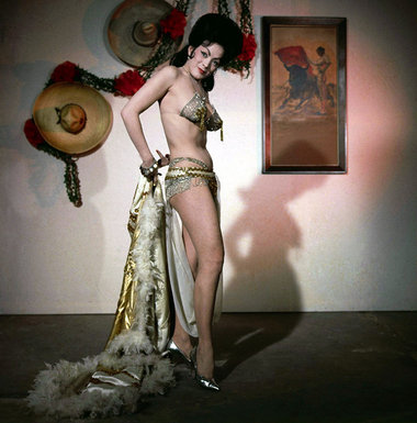 Tura Satana brachte Elvis als »Miss Japan Beautiful« Flötentöne ...
