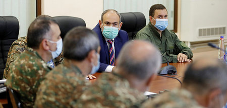 Armeniens Ministerpräsident Nikol Paschinjan (M.) am Sonntag mit...