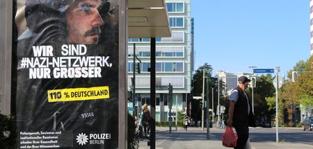 Generalverdacht: Plakat der Gruppe »110 Prozent subversiv« an ei...