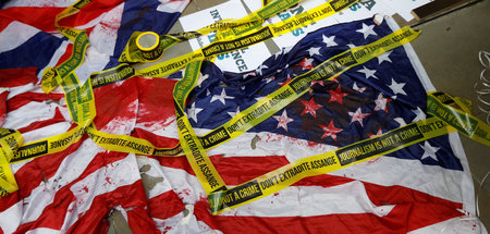 Symbolisch mit Blut beschmiert: US-Flagge auf dem Boden vor dem 
