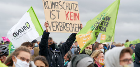 Große Umweltverbände hatten ebenso zu der Demonstration aufgeruf... Große Umweltverbände hatten ebenso zu der Demonstration aufgeruf...