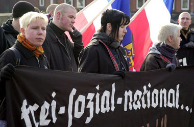 Junge Frauen tauchen immer öfter in der Neonaziszene auf Junge Frauen tauchen immer öfter in der Neonaziszene auf