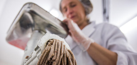 Die Fleischindustrie ist ein Seuchenpfuhl. Arbeiter schützen wol... Die Fleischindustrie ist ein Seuchenpfuhl. Arbeiter schützen wol...