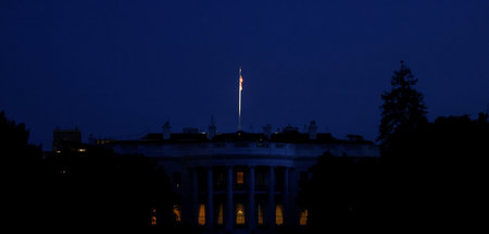 Das Weiße Haus in Washington bei Nacht, US-Präsident Donald Trum... Das Weiße Haus in Washington bei Nacht, US-Präsident Donald Trum...