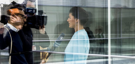 Auf der Suche nach der perfekten Welle: Sahra Wagenknecht Auf der Suche nach der perfekten Welle: Sahra Wagenknecht