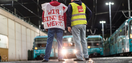 Keine Bewegung: Streikposten stehen während der Frühschicht im D... Keine Bewegung: Streikposten stehen während der Frühschicht im D...