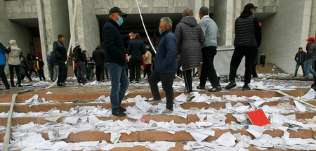 Unmut über Wahlausgang: Protestierende werfen nach der Erstürmun... Unmut über Wahlausgang: Protestierende werfen nach der Erstürmun...