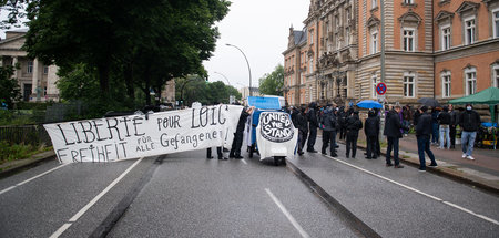 »Freiheit für alle Gefangenen«: Demonstration vor dem Landgerich...