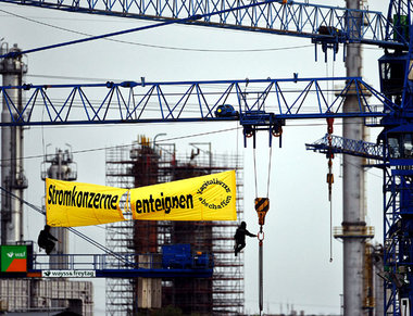 Aktivisten seilen sich ab. Mittwoch abend auf der Baustelle des ... Aktivisten seilen sich ab. Mittwoch abend auf der Baustelle des ...