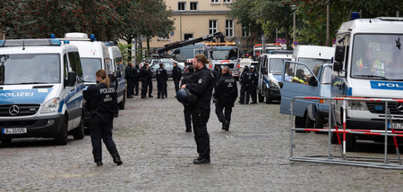 Polizisten am Donnerstag in der Rigaer Straße in Berlin-Friedric...