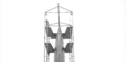 Abschussrampe mit V-2-Rakete in der Heeresversuchsanstalt Peenem...