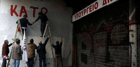 Gegen Kürzungsdiktate: Mitglieder der griechischen kommunistisch...
