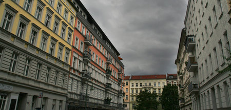 Blick in einen Straßenzug im Berliner Stadtteil Prenzlauer Berg:...