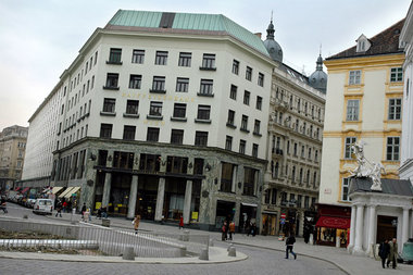 Das von Loos entworfene Geschäftshaus am Michaelerplatz im Zentr...