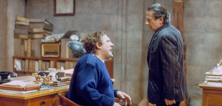 Schriftsteller Onoff (Gérard Depardieu) versucht etwas zu verber... Schriftsteller Onoff (Gérard Depardieu) versucht etwas zu verber...