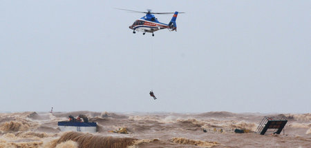 Ein Militärhubschrauber rettet die Besatzung eines havarierten S...