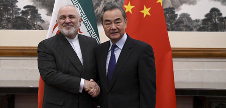 Der iranische Außenminister Dschawad Sarif und sein chinesischer...