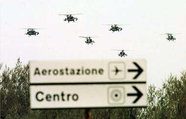 US-Helikopter kommen 1999 vom Kampfeinsatz gegen Jugoslawien nac...