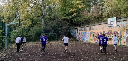 Ein holpriger Ascheplatz mit Steinen, Gullideckeln und Glasscher...