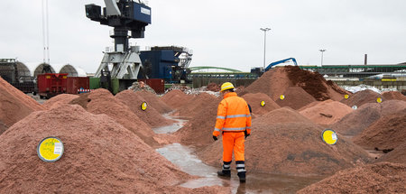 Granulat aus dem Kupferrecycling auf einem Lagerplatz der Aurubi...