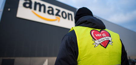 Beschäftigte beim Amazon-Versandzentrum in Werne machen bei Schn...